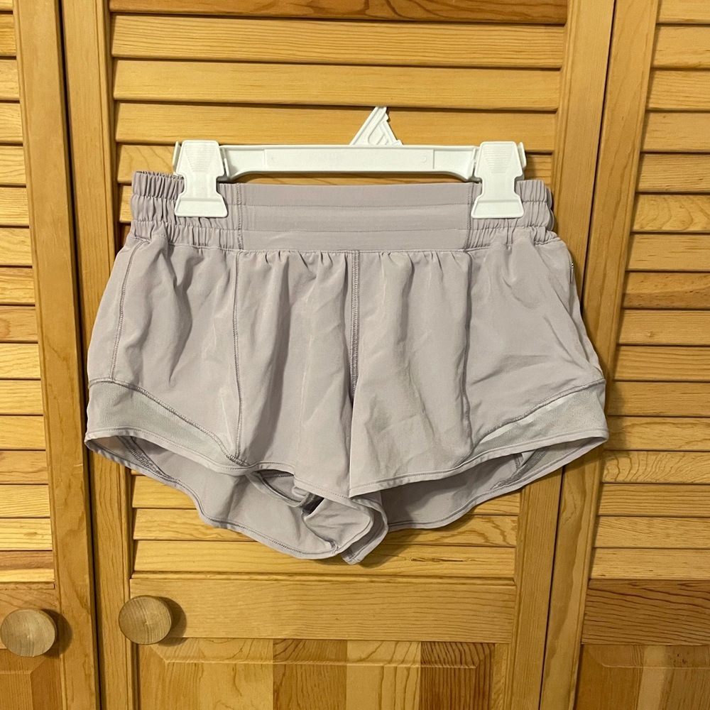 Lululemon Silver Lilac Hotty Hot 2.5” Shorts Sz 4